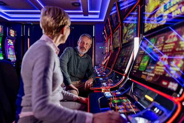 Stos żetonów pokerowych w czerni i złocie