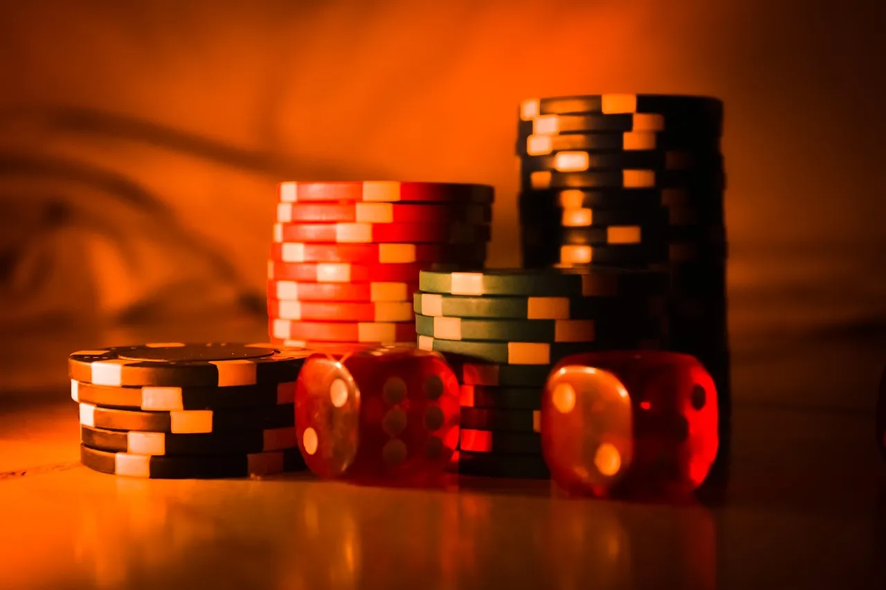 Gracz pokerowy rozważający zakład przy stole