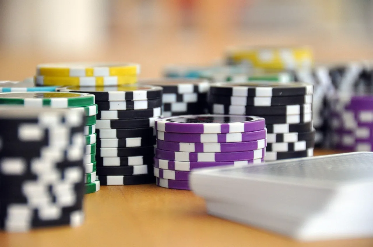 Ręka blackjacka z kartami na stole kasynowym